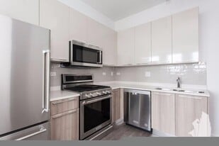 931 W Dakin St, Unit 301 in Chicago, IL - Building Photo
