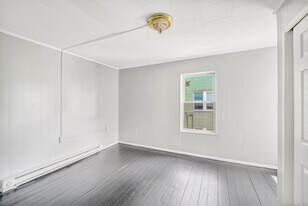 67 Burton St in Waterbury, CT - Building Photo