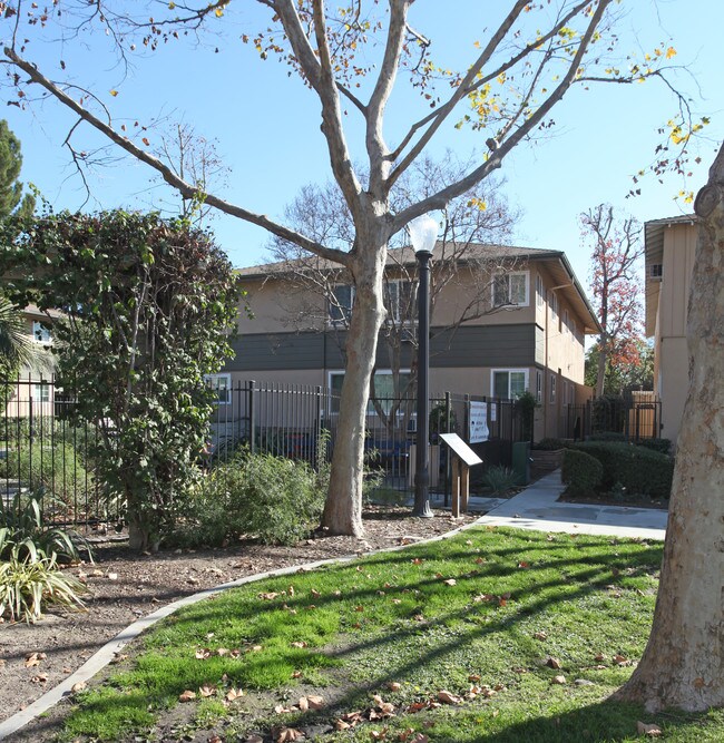 158 W Elmwood Ave in Burbank, CA - Building Photo - Building Photo