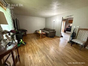 1210 Julie Dr in Champaign, IL - Building Photo - Building Photo