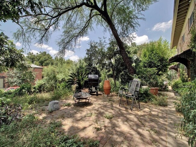 304 E 33rd St in Austin, TX - Foto de edificio - Building Photo