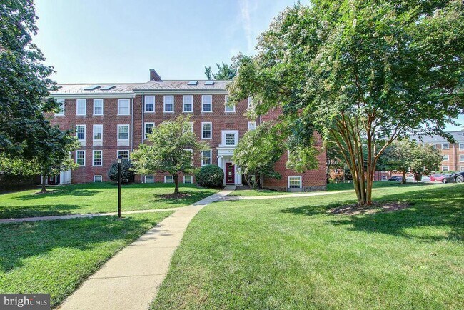 3872 Porter St NW