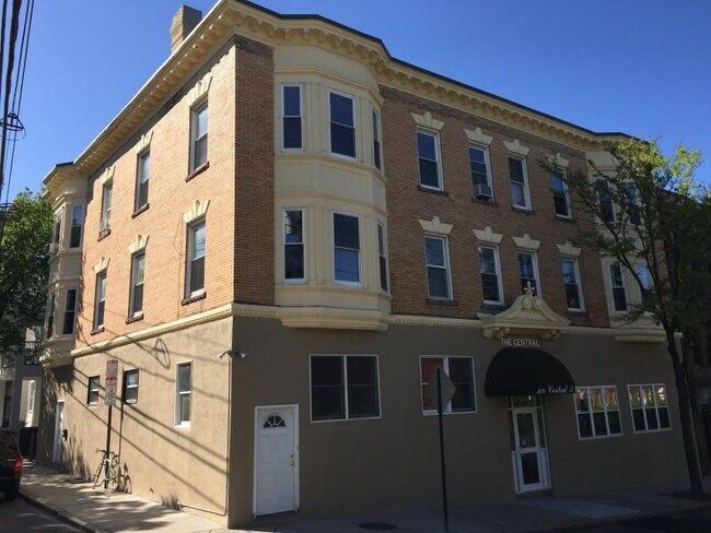 108 Central St, Unit 2R in Somerville, MA - Foto de edificio - Building Photo