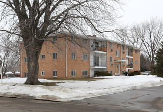 75th Ave. Apartments in Fridley, MN - Foto de edificio - Building Photo