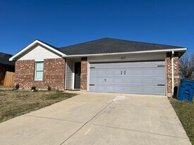 327 Quail Crossing Dr in Sanger, TX - Building Photo