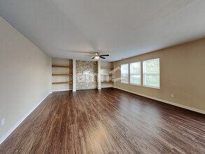 5826 Columbia Cir in Greenwood, IN - Foto de edificio - Building Photo