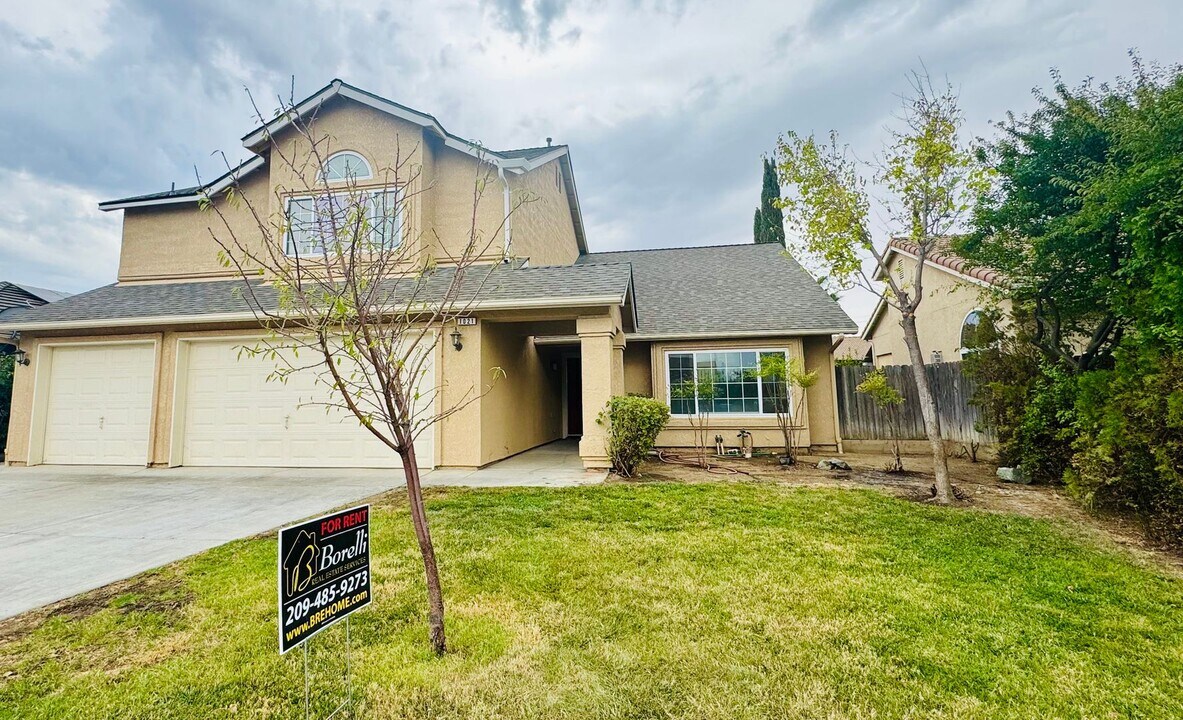 1021 Woodbridge St in Los Banos, CA - Building Photo