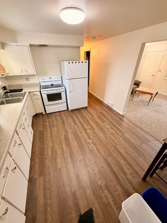 310 Poplar St, Unit Upper Unit B in Wisconsin Rapids, WI - Foto de edificio - Building Photo