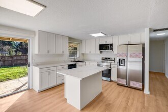 5960 Kenny St in Lake Oswego, OR - Building Photo - Building Photo