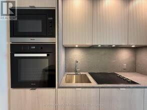 11-4011 Yorkville Ave in Toronto, ON - Building Photo - Building Photo