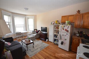 881 Huntington Ave, Unit 5 in Boston, MA - Building Photo