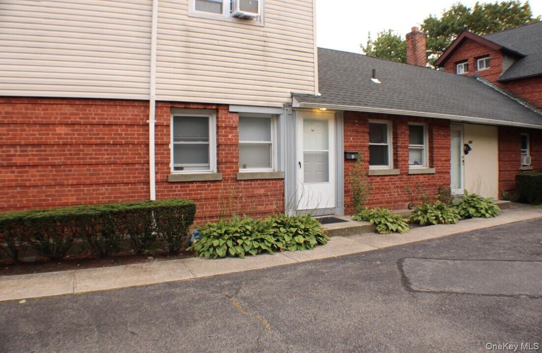 534 Milligan Ln in West Islip, NY - Building Photo