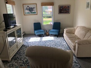 207 Kenyon Ave in South Kingstown, RI - Building Photo - Building Photo