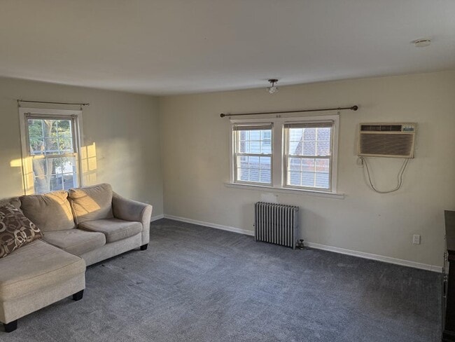 114 Pilgrim Pl, Unit 2 in Valley Stream, NY - Foto de edificio - Building Photo