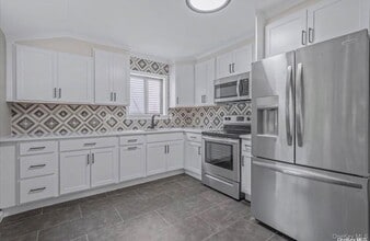 10 Vilno Ct in Huntington Station, NY - Building Photo - Building Photo