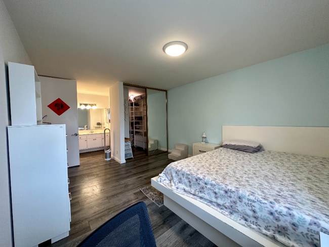 6051 Canterbury Dr in Culver City, CA - Building Photo - Building Photo