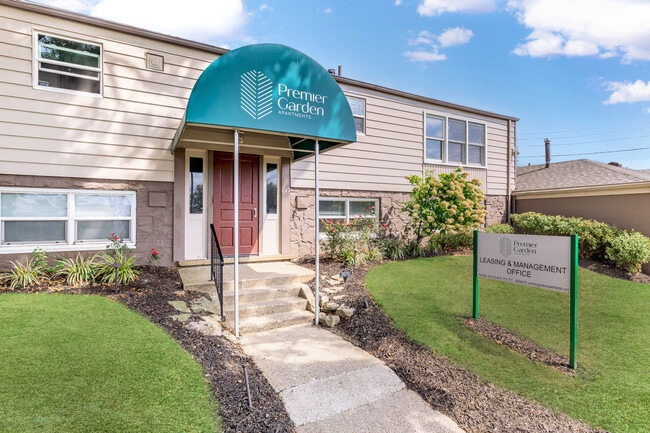 Premier Garden Apartments in Barberton, OH - Building Photo - Building Photo