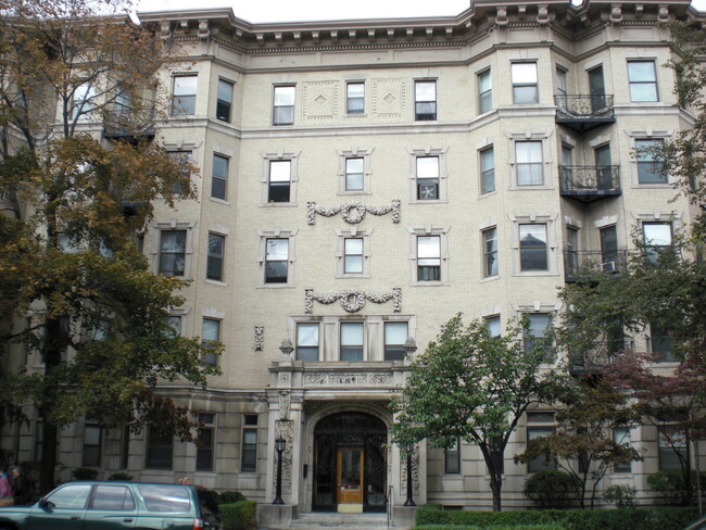 1111 Boylston St, Unit 52 in Boston, MA - Foto de edificio - Building Photo