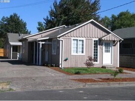 822 NE Ford St in McMinnville, OR - Building Photo