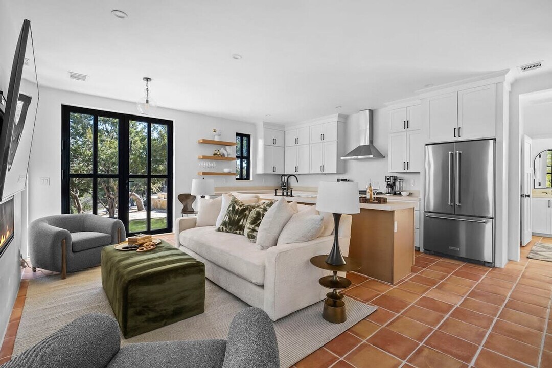 2701 Bumble Bee Dr in Spicewood, TX - Foto de edificio