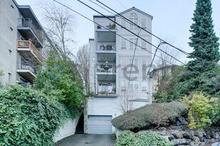 2419 8th Ave N in Seattle, WA - Building Photo