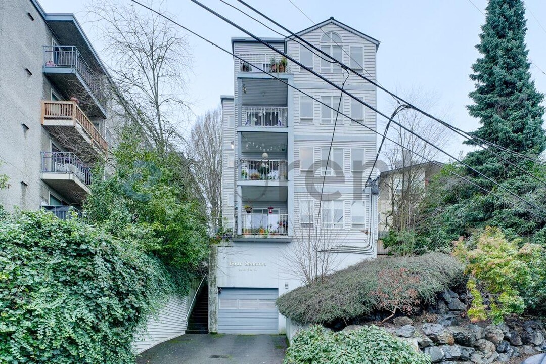 2419 8th Ave N in Seattle, WA - Building Photo