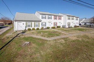 9811 Michael Edward Dr in Louisville, KY - Building Photo