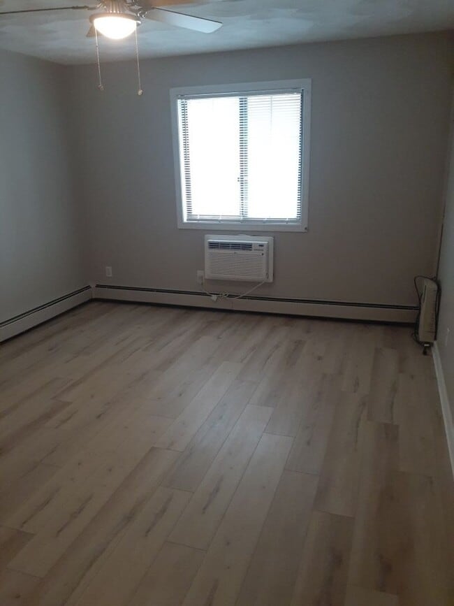 10 Bullocks Point Ave in East Providence, RI - Foto de edificio - Building Photo