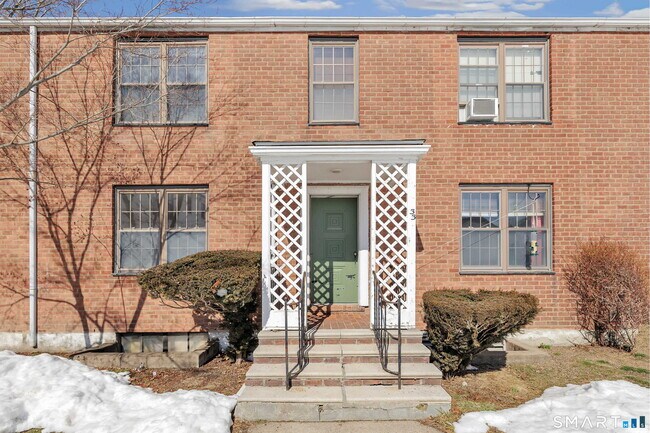 33 Nob Hill Cir in Bridgeport, CT - Building Photo - Building Photo