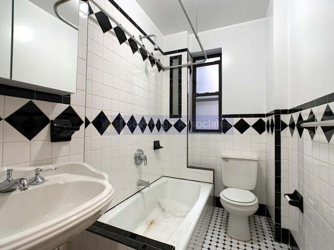 75 Cabrini Blvd, Unit 35 in New York, NY - Building Photo - Building Photo