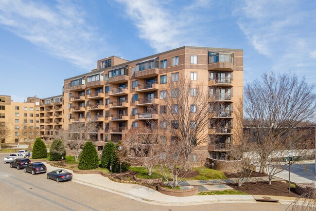 2111 Wisconsin Ave NW