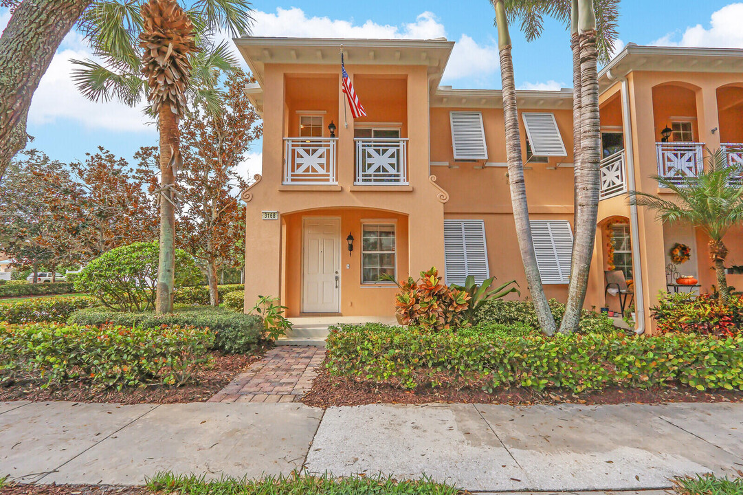 3168 W Community Dr in Jupiter, FL - Foto de edificio