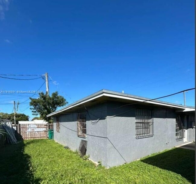 1693 NW 8th Ave in Florida City, FL - Building Photo - Building Photo