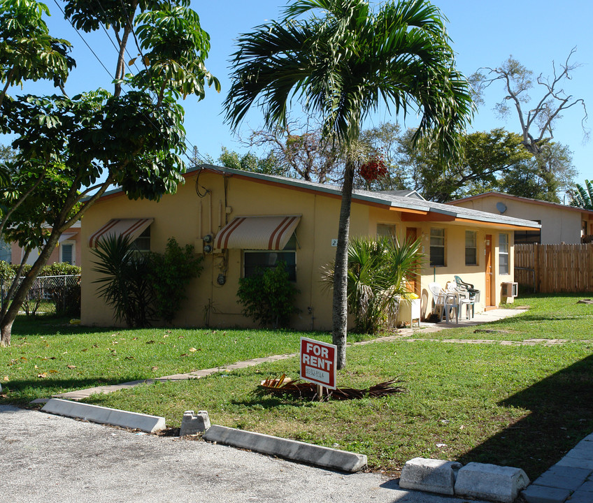 214-218 NW 8th Ave in Dania Beach, FL - Building Photo