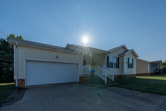 102 Brandi Ct in Oak Grove, KY - Building Photo - Building Photo