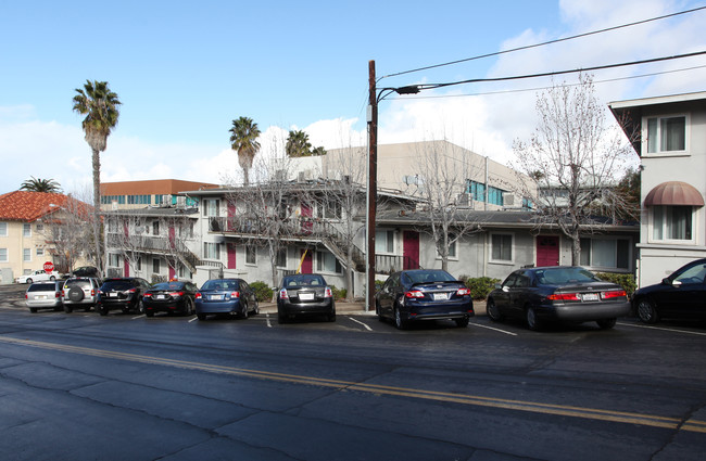 Golden Bay Apartments in San Diego, CA - Foto de edificio - Building Photo