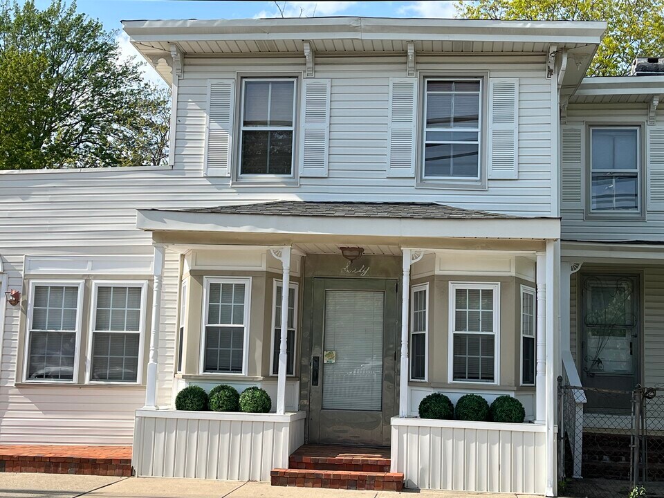 60 Grove St in Glenwood Landing, NY - Building Photo