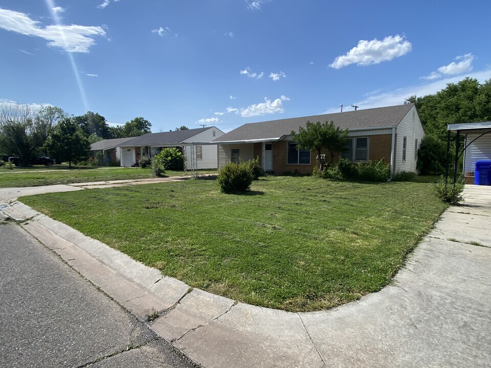111 W Haddock St in Norman, OK - Building Photo