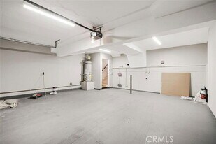 5800 Owensmouth Ave in Los Angeles, CA - Building Photo