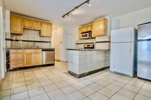 571 Somerville Ave, Unit 571A in Somerville, MA - Building Photo