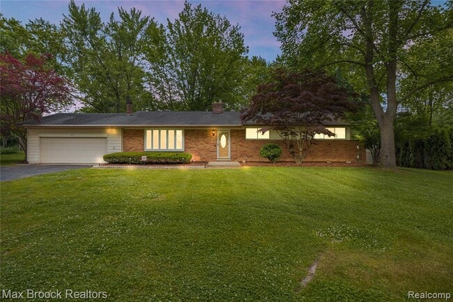 6695 Lahser Rd in Bloomfield Hills, MI - Building Photo - Building Photo