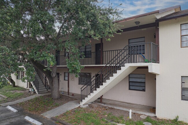 Fountainview Garden Apartments in Lake Worth, FL - Building Photo - Building Photo