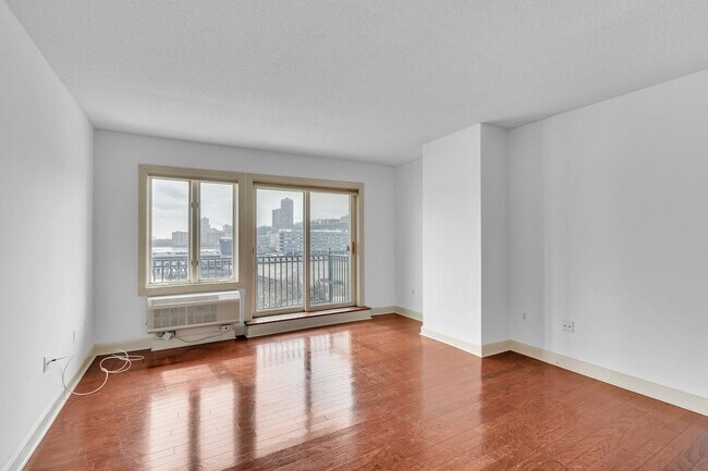 6209 City Pl in Edgewater, NJ - Building Photo - Building Photo