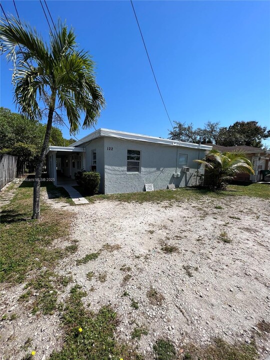 122 NW 6th Ave in Dania Beach, FL - Building Photo