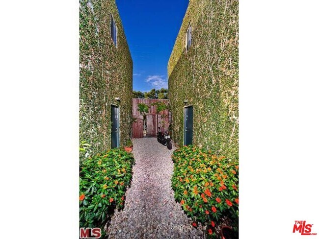 516 Sunset Ave in Los Angeles, CA - Building Photo - Building Photo