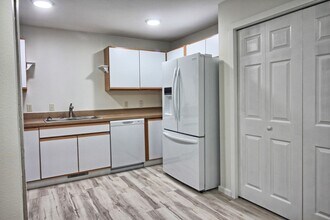 3335 N Lakeharbor Ln in Boise, ID - Foto de edificio - Building Photo