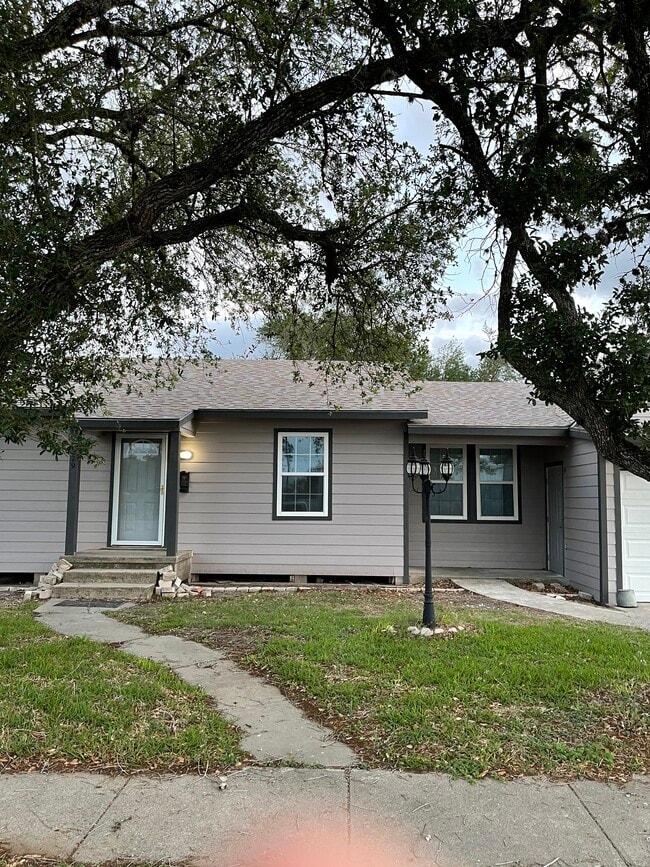 229 W George St in Sinton, TX - Foto de edificio - Building Photo