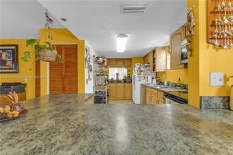 6500 SW 41st Ct in Davie, FL - Foto de edificio - Building Photo