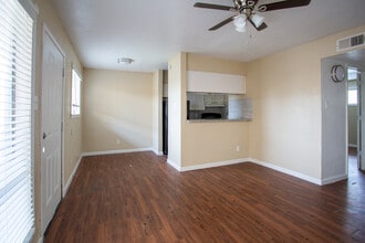 Schroeder Apartments in Houston, TX - Building Photo - Interior Photo