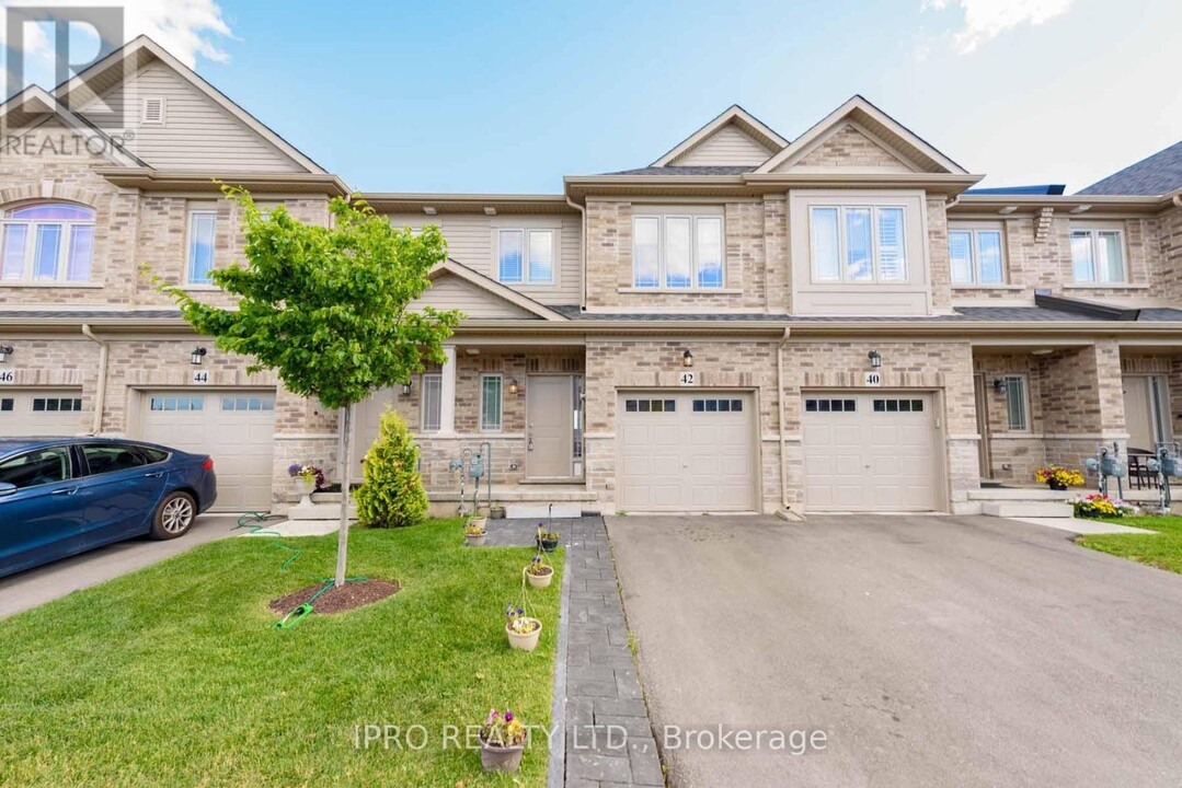 42 Serenity Ln in Hamilton, ON - Building Photo